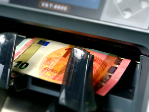 Rejectfach einer Banknotenzählmaschine mit einer 10€-Banknote